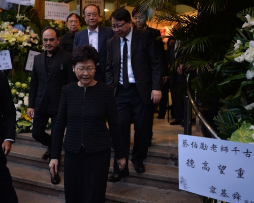 堪輿曆法大師蔡伯勵設靈,特首林鄭月娥出席。黃賢創攝