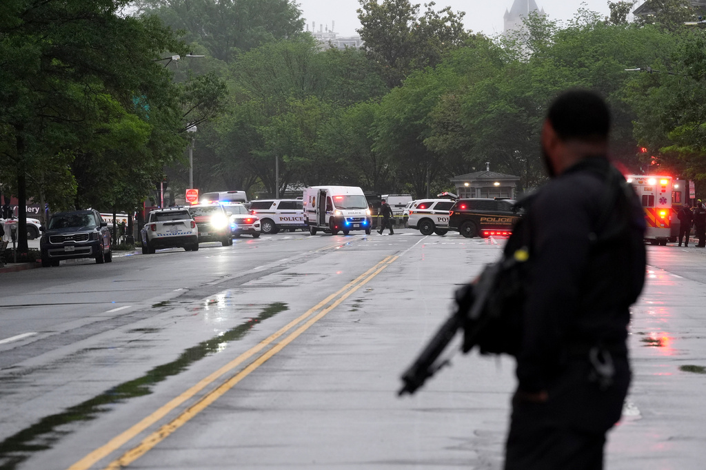 白宫外爆发枪击后现场画面。 美联社