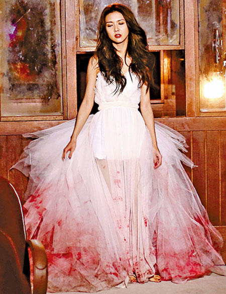 薛凱琪在新歌MV首次飾演殺人犯，婚紗都沾滿「鮮血」。
