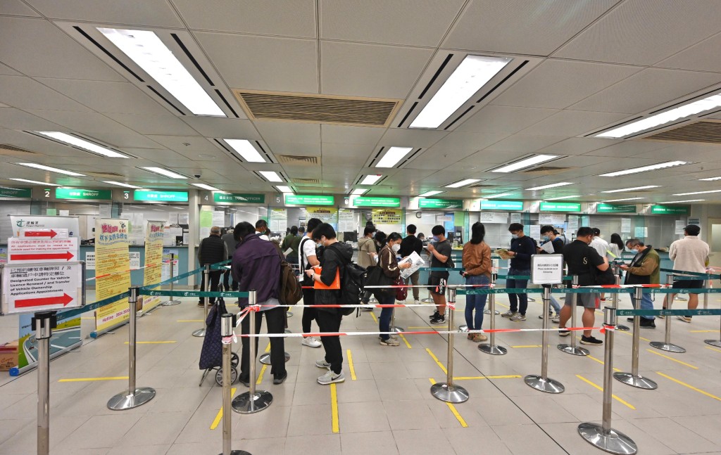 由12月22日起會向兩年或以上未領有車輛牌照的車輛登記車主發出通知書，要求車主必須在發出通知書的日期三個月內為車輛續領牌照。政府新聞處圖片