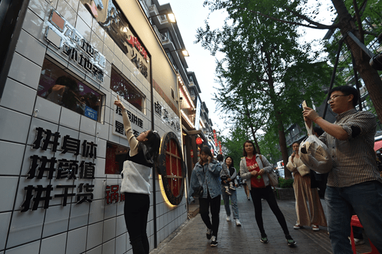 火鍋店「拼座」位於成都「網紅美食一條街」。網圖