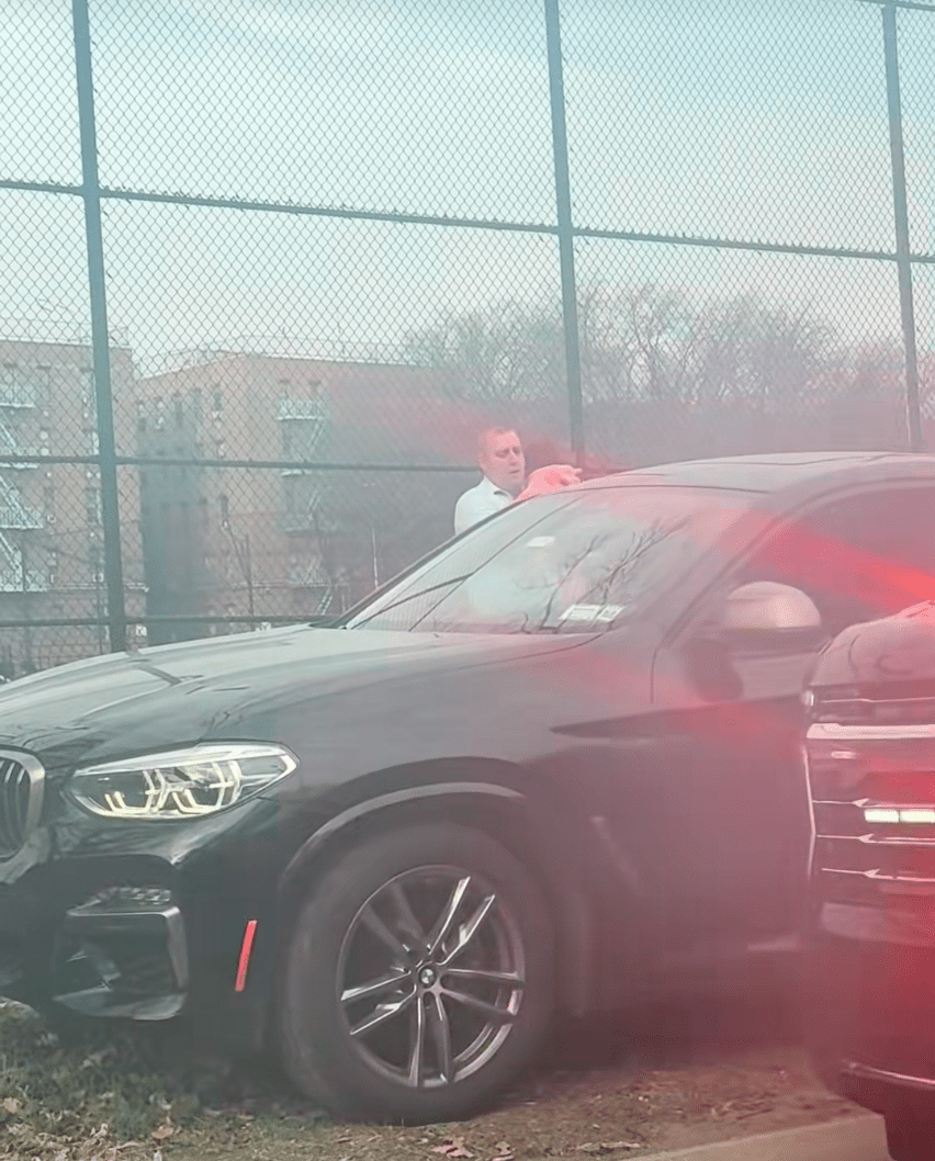 警員抱緊女嬰安撫。Tiktok @ simplysandra__ 片段截圖 警員抱緊女嬰安撫。Tiktok @ simplysandra__ 片段截圖