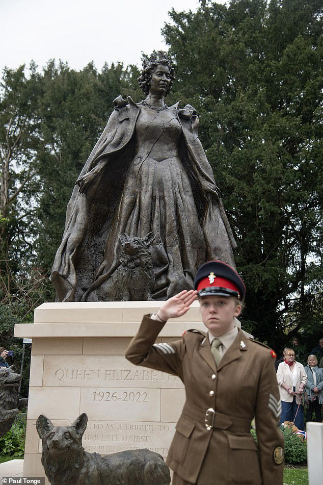 英女皇紀念雕像揭幕。