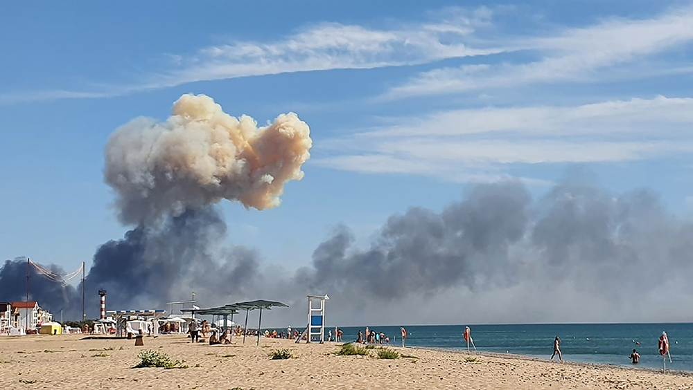 從新費多里夫卡附近的俄羅斯軍事空軍基地的方向聽到爆炸聲後，薩基的海灘上可以看到升起的煙霧。AP圖