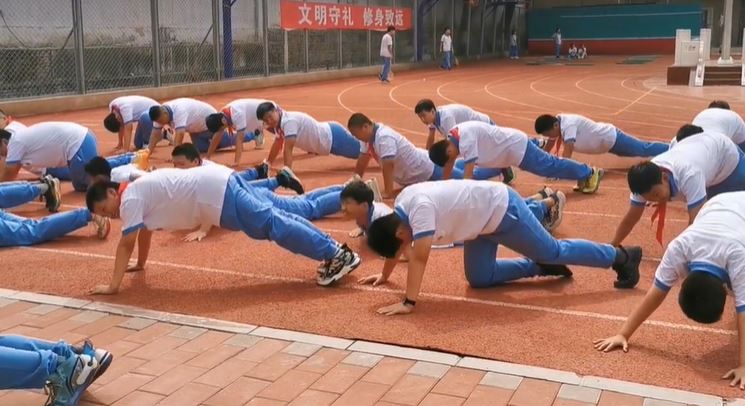廣東有中學未理會操場地面溫度過高，要學生做運動，致有9人被燙傷。示意圖。小紅書＠影痴