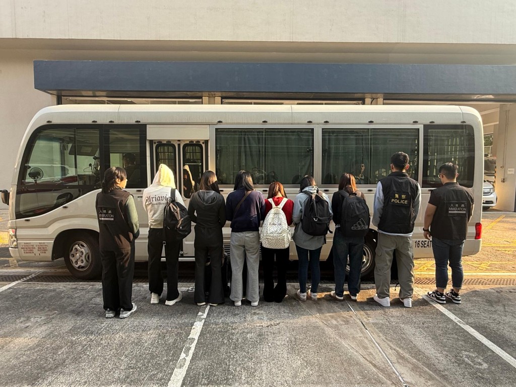 警大埔上水掃黃拘19內地女  年齡介乎28至60歲。警方圖片