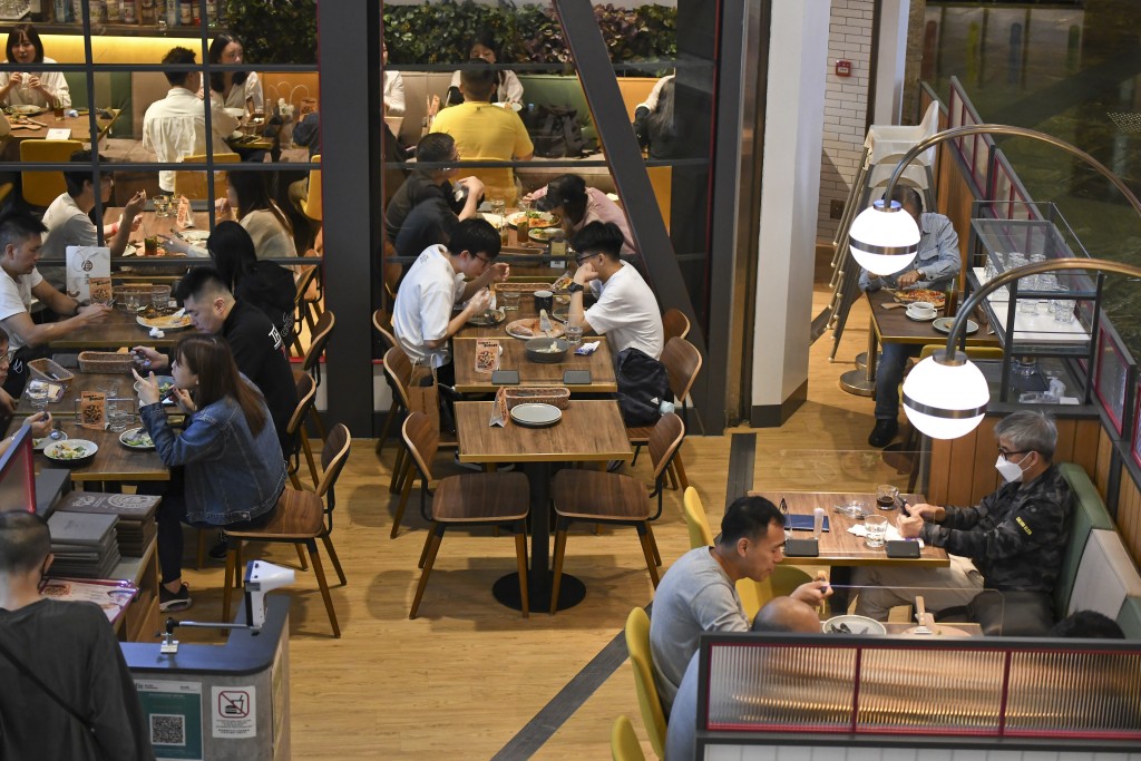 黃家和指出,本地市民佔本港餐飲業9成的生意額。資料圖片 黃家和指出,本地市民佔本港餐飲業9成的生意額。資料圖片