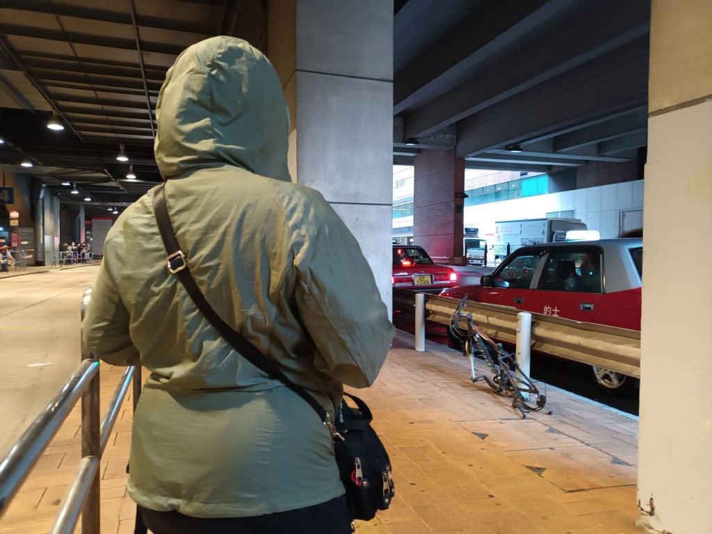 陳小姐急於尋回失物,先後3次入數到騙徒的八達通銀包賬戶,被騙去2200元。 陳小姐急於尋回失物,先後3次入數到騙徒的八達通銀包賬戶,被騙去2200元。