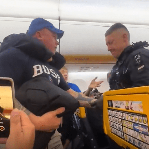 兩名乘客在飛機上毀壞護照使飛機被迫降。X@krazyukfights