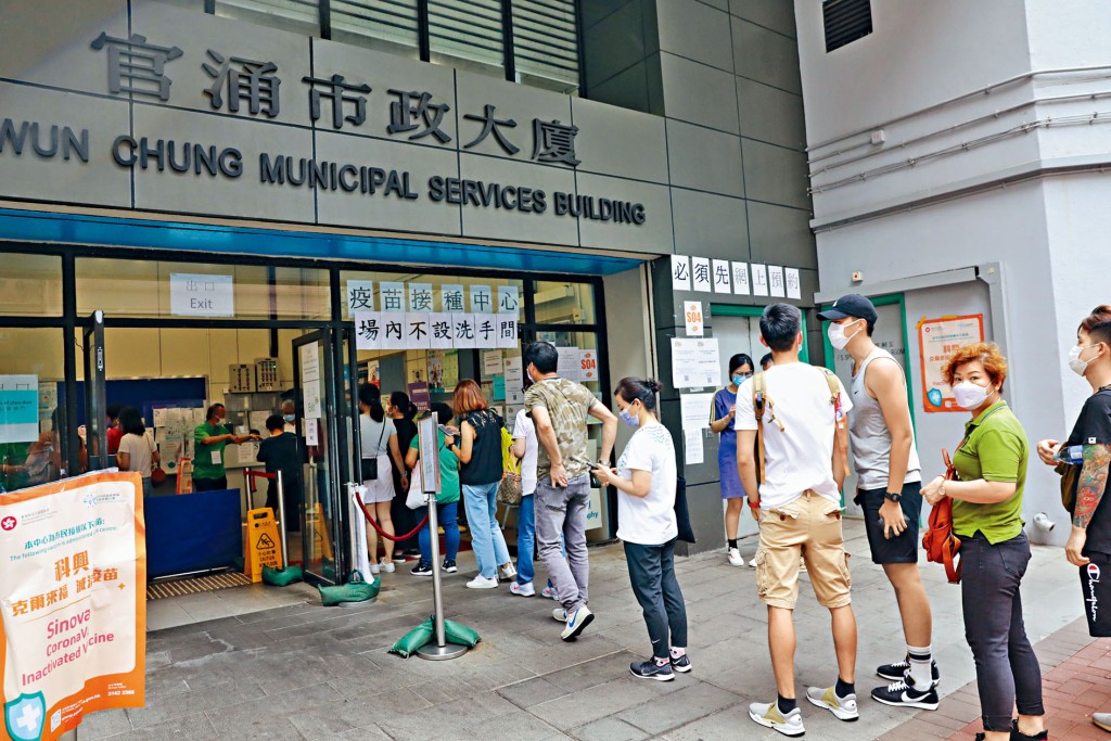 本港昨日預約及接種疫苗人數仍處「高位」，接種次劑人數更突破百萬大關。