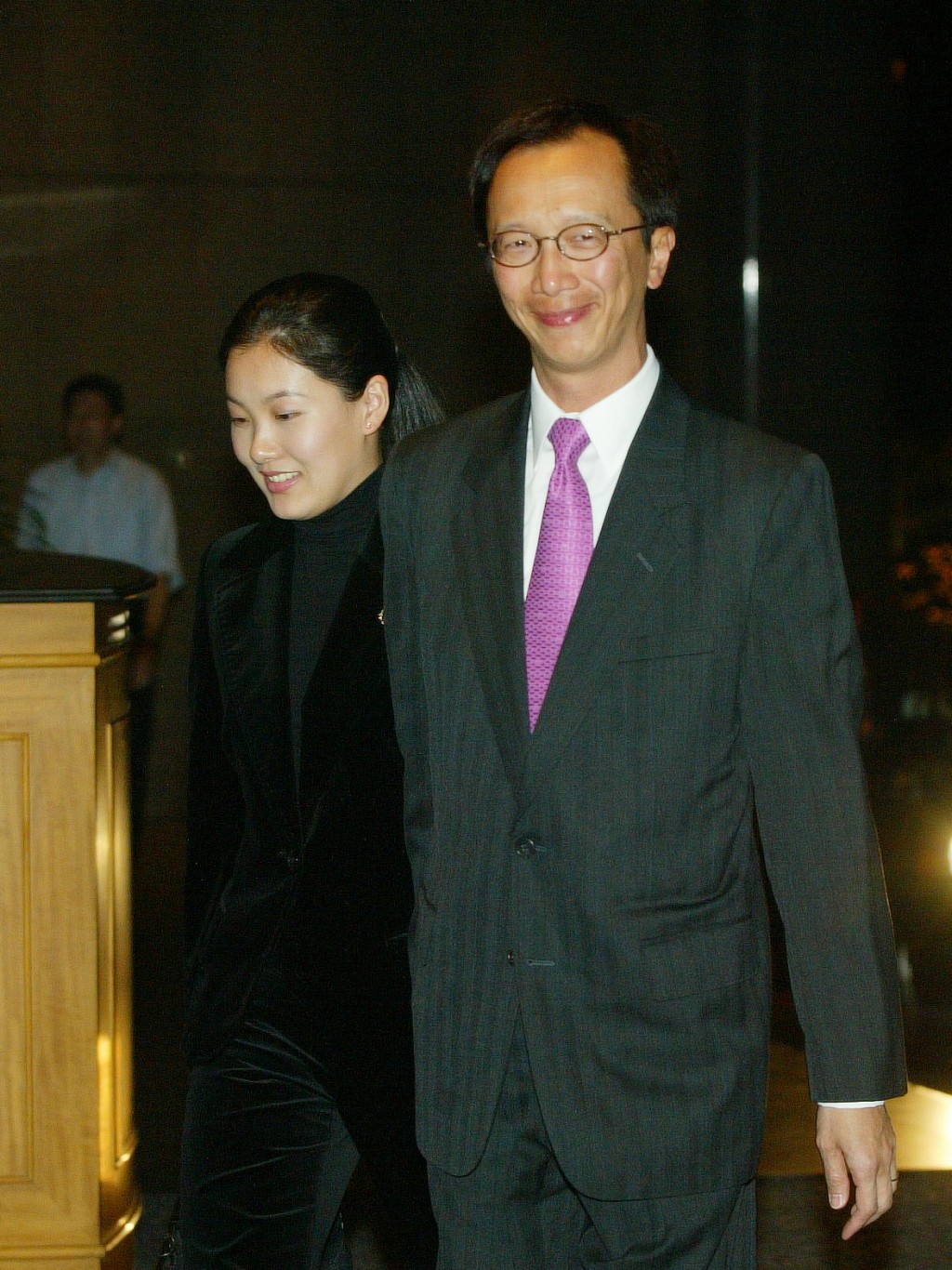 伏明霞与前任财政司司长梁锦松于2002年结婚，婚后育有三名子女。