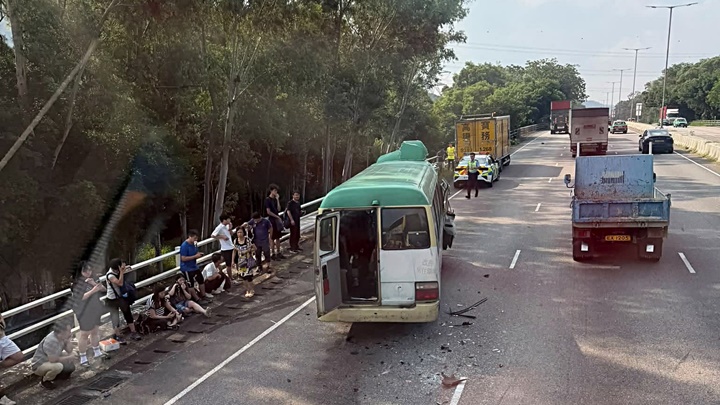 小巴與貨車相撞。網圖