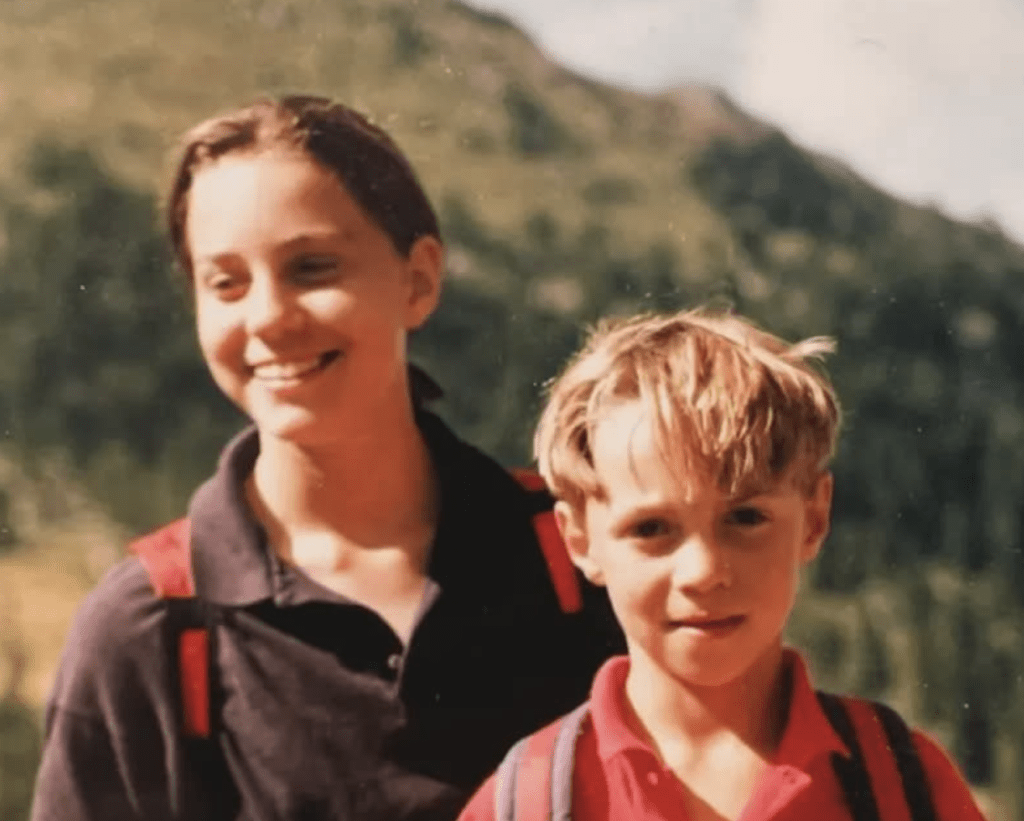 凱特36歲胞弟詹姆斯（James Middleton）也在罹癌消息隔天在IG分享童年姐弟照，溫情寫下：「這些年我們一起爬了很多山。作為一家人，我們也會和你一起攀登這座山。」
