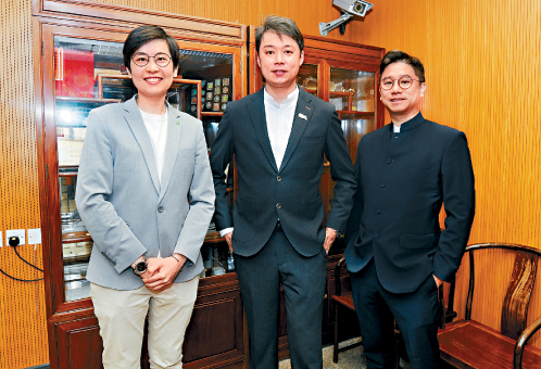 李貞儀(左)、越毅強(中)及林奕權(右)表示,提交報告可以讓市民知悉自己過去一年工作。