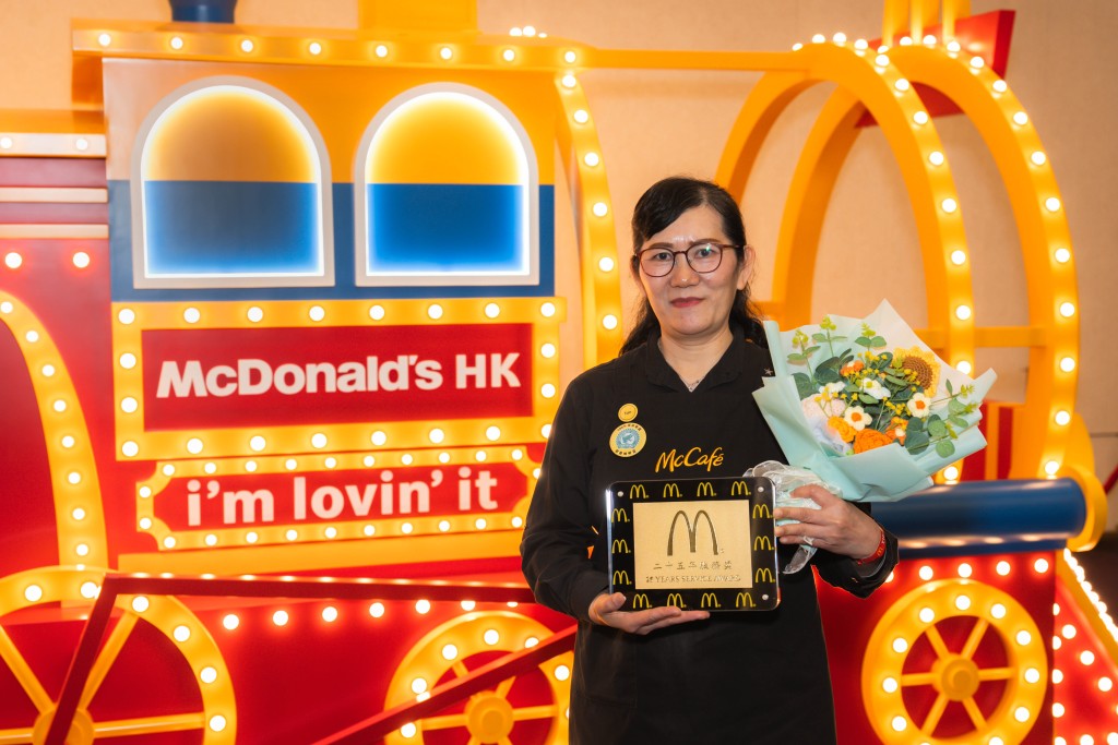 第一代McCafé咖啡師丹姐「麥麥耕耘」25年，獲頒長期服務獎。