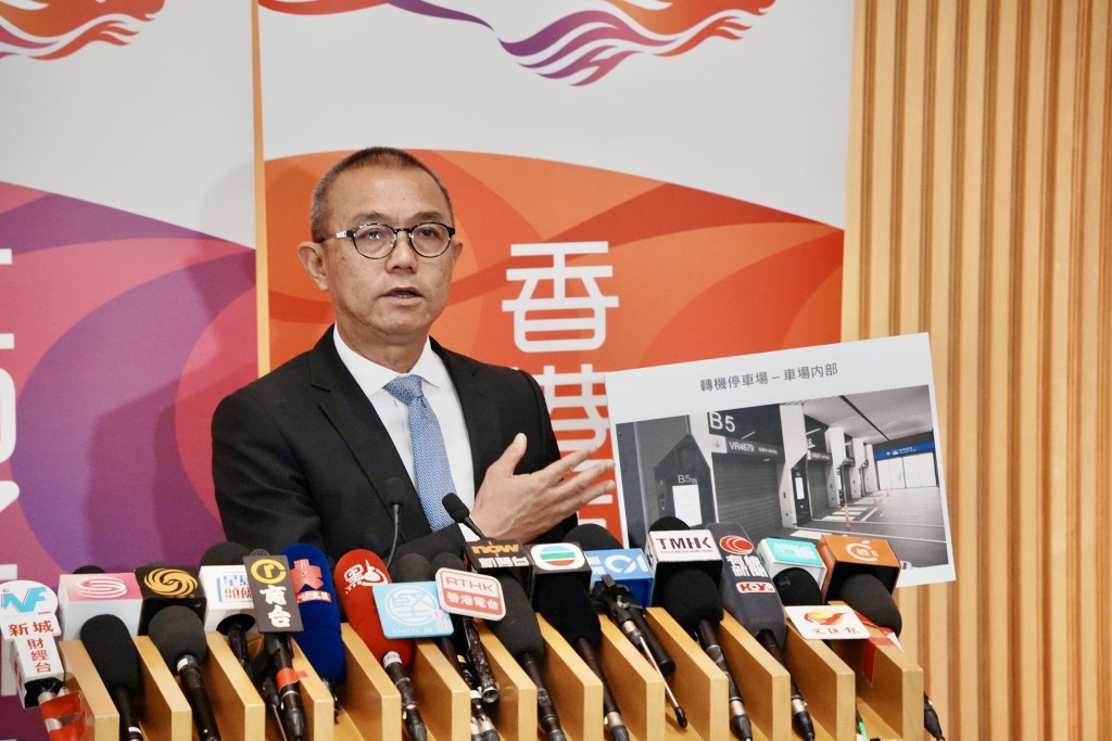 姚兆聰指「轉機停車」場有1800個泊位,機管局已構建預約系統,可進一步吸引內地居民經香港泊車後轉乘飛機。汪旭峰攝 姚兆聰指「轉機停車」場有1800個泊位,機管局已構建預約系統,可進一步吸引內地居民經香港泊車後轉乘飛機。汪旭峰攝