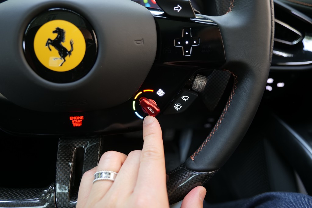 法拉利Ferrari 12Cilindri香港首試：駕駛模式掣一如其他法拉利位於軚盤，Race模式感受非常澎湃。