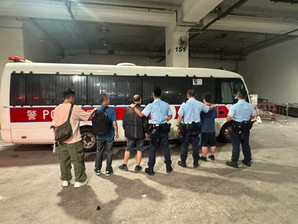 跨部門新界南打擊非法勞工 拘捕29人。警方圖片 跨部門新界南打擊非法勞工 拘捕29人。警方圖片
