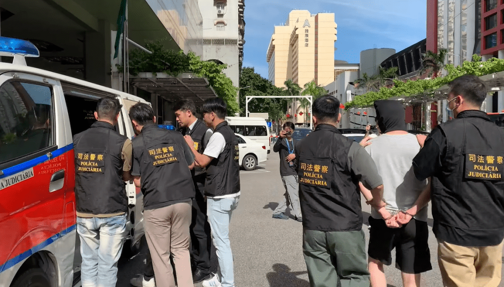 行動中，澳門司警拘捕3人，包括兩名馬來西亞男子及一名香港男子。司警教室FB片段截圖