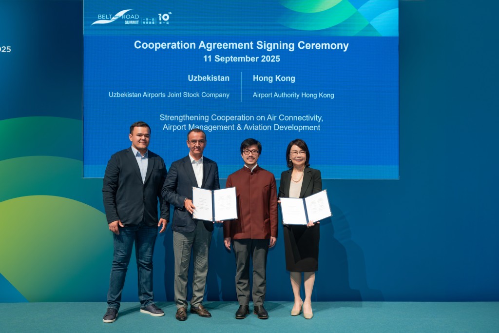 在「一帶一路」專員何力治見證下，機管局行政總裁張李佳蕙與Uzbekistan Airports Joint Stock Company高級管理層交換簽訂的備忘錄。機管局提供