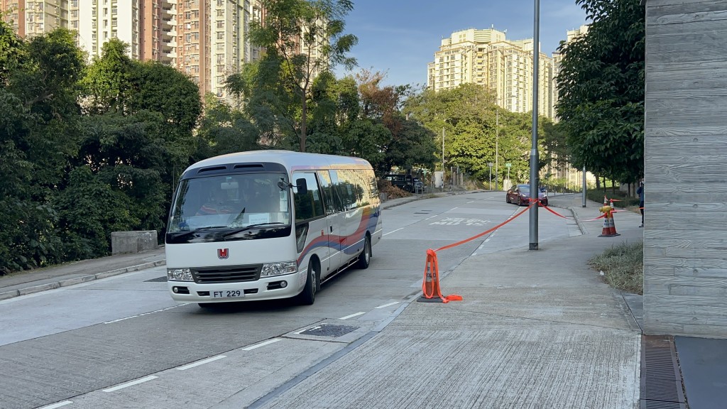 當局下午開始陸續安排車輛接載死者家屬到殮房辦理認屍手續。曾志恒攝