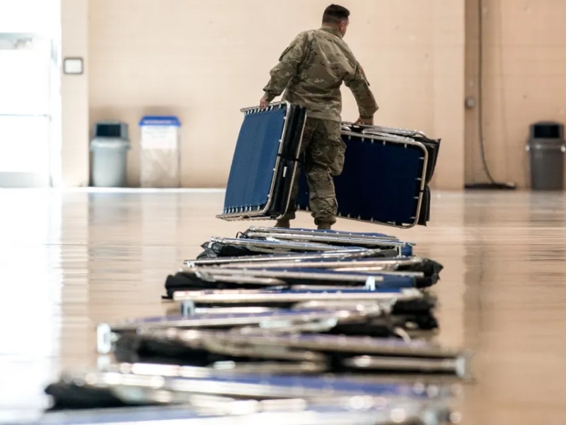 俄勒冈州国民警卫军在俄勒冈州博览会场建设「方舱医院」。(国民警卫军)