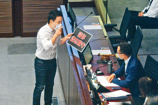 ■议员郭伟强（左）走向郭荣铿主席台前抗议。