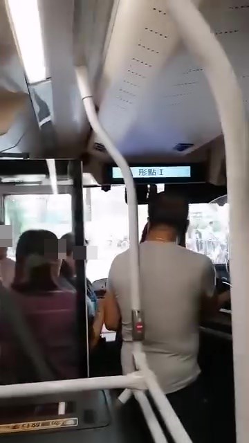 一名身材健硕的男乘客便因为巴士上没有冷气而向女车长大发雷霆。网上截图