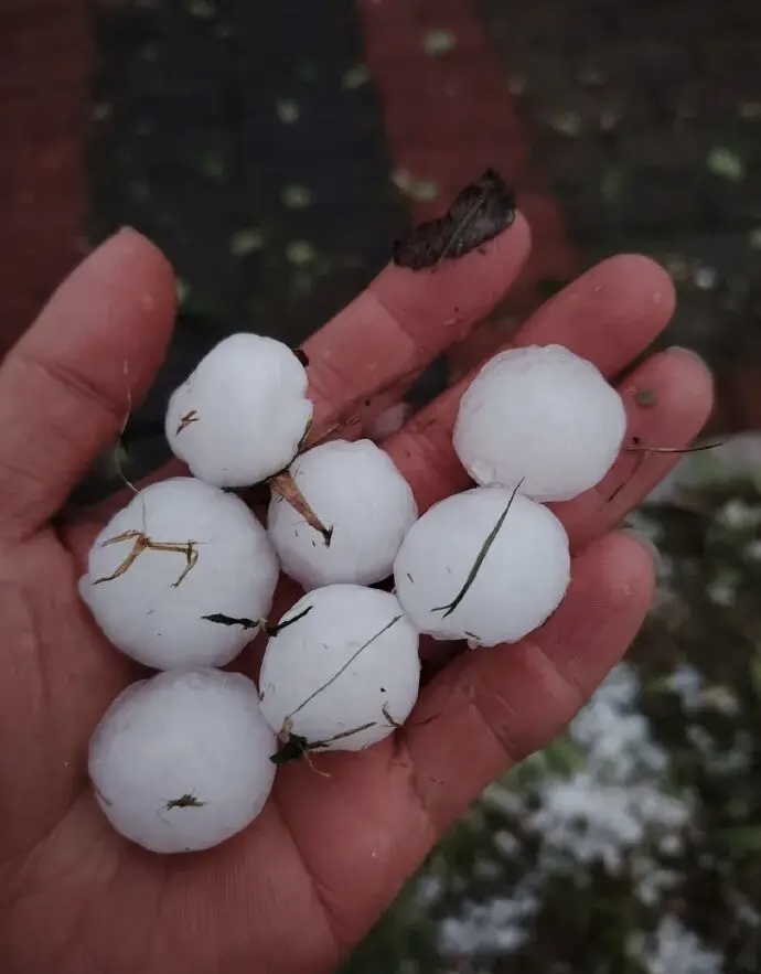 貴陽落雹目測最大直徑30毫米 。 中國天氣