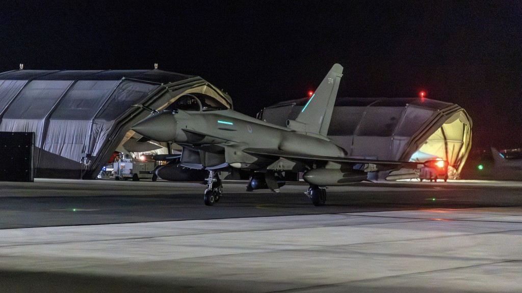 英軍颱風戰鬥機襲擊也門的軍事目標後返回阿克羅蒂里皇家空軍基地。 路透社