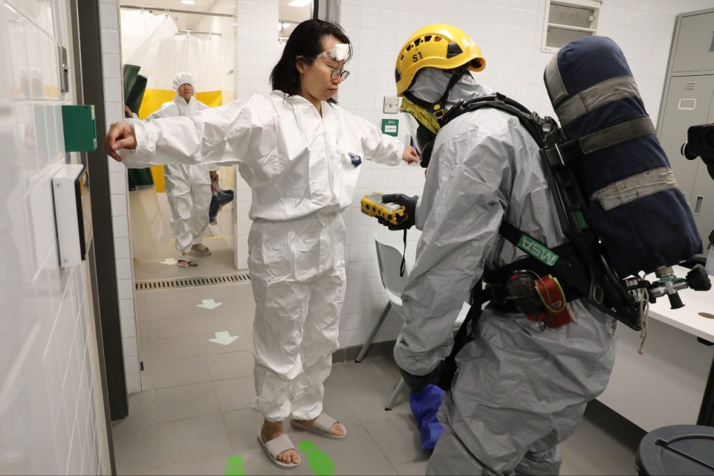 消防处危害物质专队首次就化学、生物、辐射及核制剂事故情况，启动新设置的洗消及救援设施。