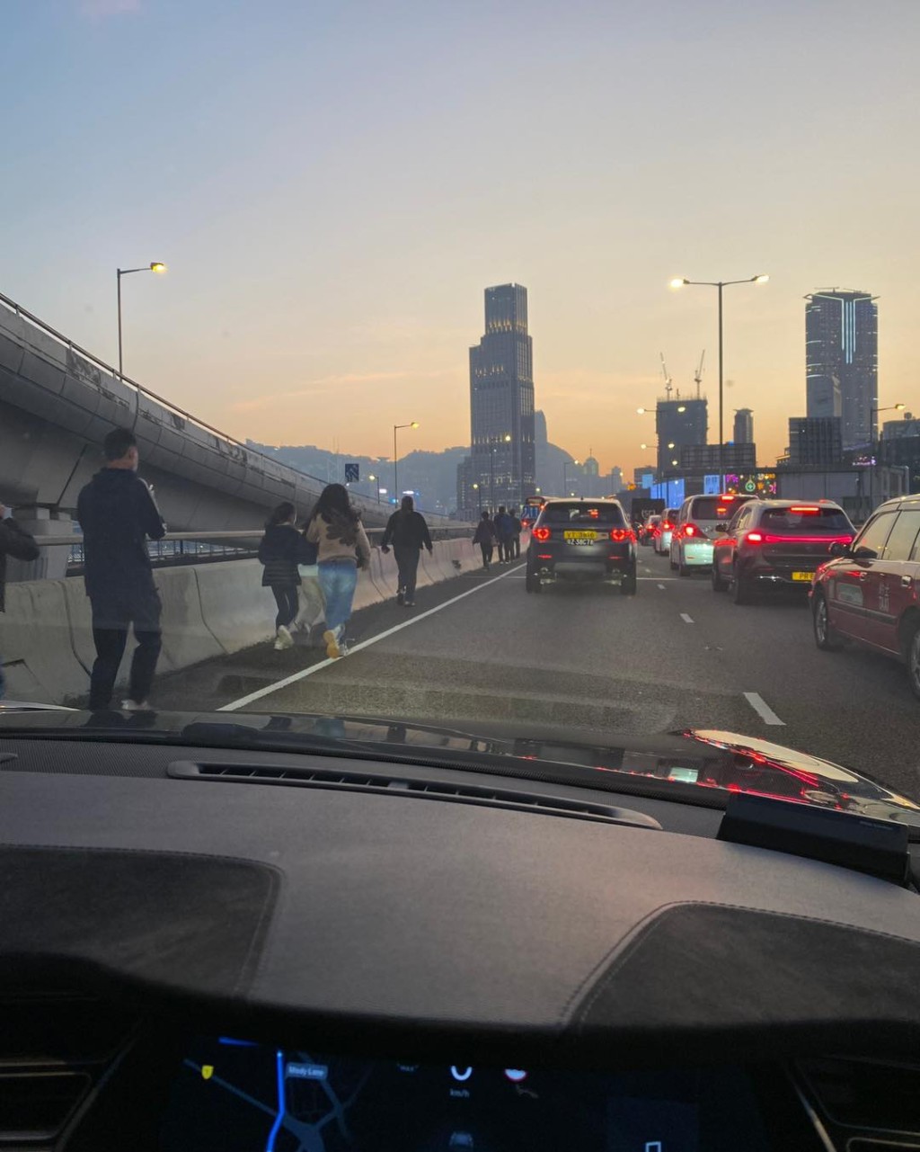 有乘客自行下车沿行车天桥行至目的地。(HongKong CarCam FB)