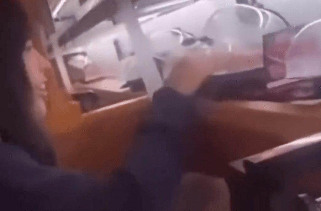 片段顯示，該名女子在藏壽司店內揭開輸送帶餐碟的透明蓋，用手觸碰壽司表面。X@Ryoukou_sub