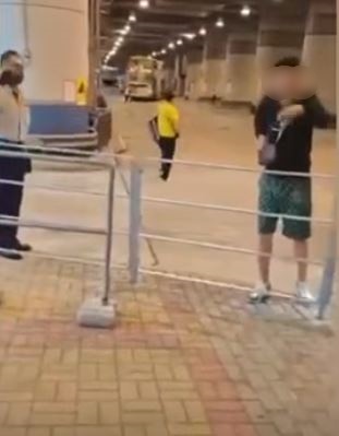 黑衫男見有人拍攝，爬欄杆企圖阻止。​fb 車cam L（香港群組）MagentaGrapefruit4881