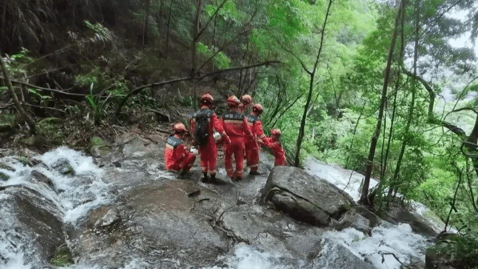 惠州消防冒雨爬山救援，歷時近4小時艱難轉運傷者。