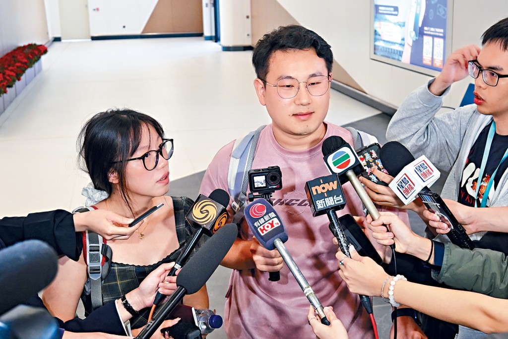 陳先生指香港機場有很多直飛航班，因此經常選擇來港轉機。