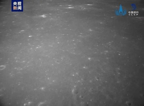 由嫦娥六號降落相機在降落過程中拍攝，圖像顯示拍攝的月背區域分佈有大量亮色環形坑。  央視截圖
