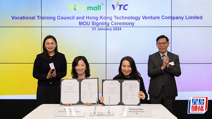 VTC與HKTV簽署合作備忘錄，由VTC副執行幹事沈朝暉（前排右）及HKTV行政總裁（香港）周慧晶（前排左）代表簽署，VTC執行幹事唐智強（後排右）和HKTV執行董事黃雅麗（後排左）見證。  VTC提供