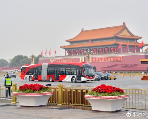 北京首批電動巴，車身採用「中國紅」為主色調。