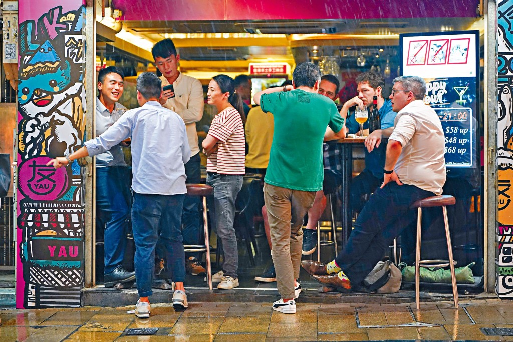政府要求市民今日起進入酒吧及夜店前,出示二十四小時快速檢測陰性證明。