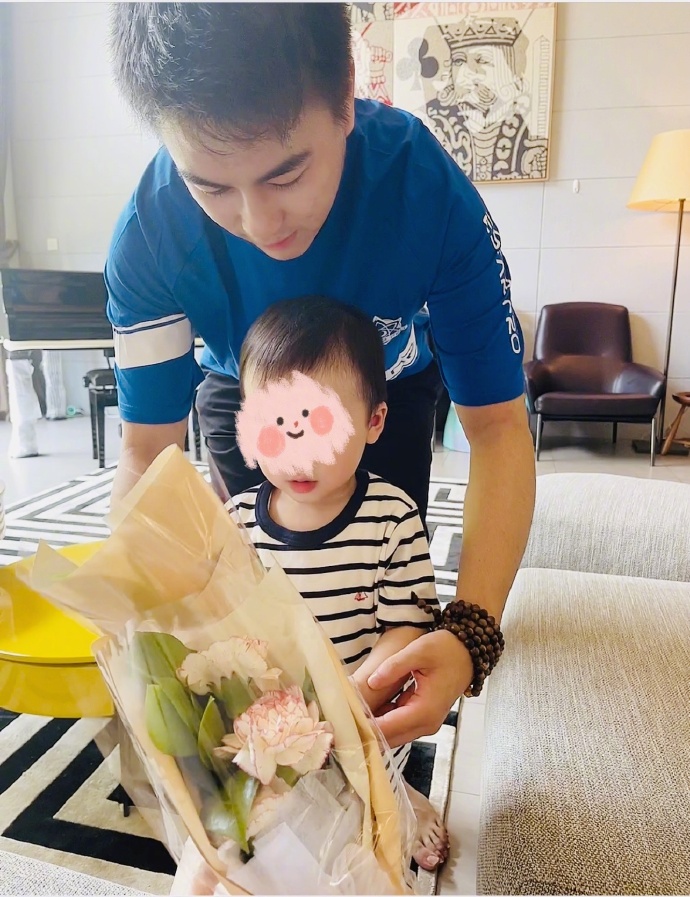 何猷君成日帮手凑仔!