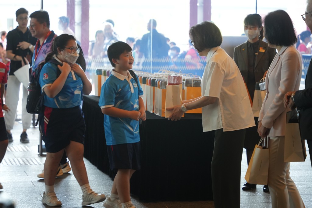 有小学生收到礼物后表示，第一次参观故宫博物馆，非常开心。吴艳玲摄