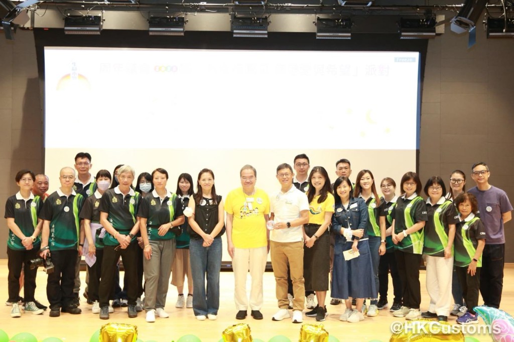 海關副關長許劍擔任嘉賓，與胡定旭教授及一眾嘉賓見證生命小戰士堅毅精神。