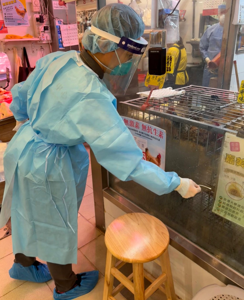 中心人員在病人曾到過的新鮮糧食店採集環境樣本。 中心人員在病人曾到過的新鮮糧食店採集環境樣本。