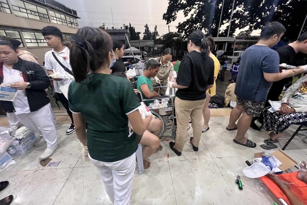 地震爆發後不久，宿霧市醫療中心 (CCMC) 的患者被立即疏散到醫院外的空曠區域暫避。美聯社