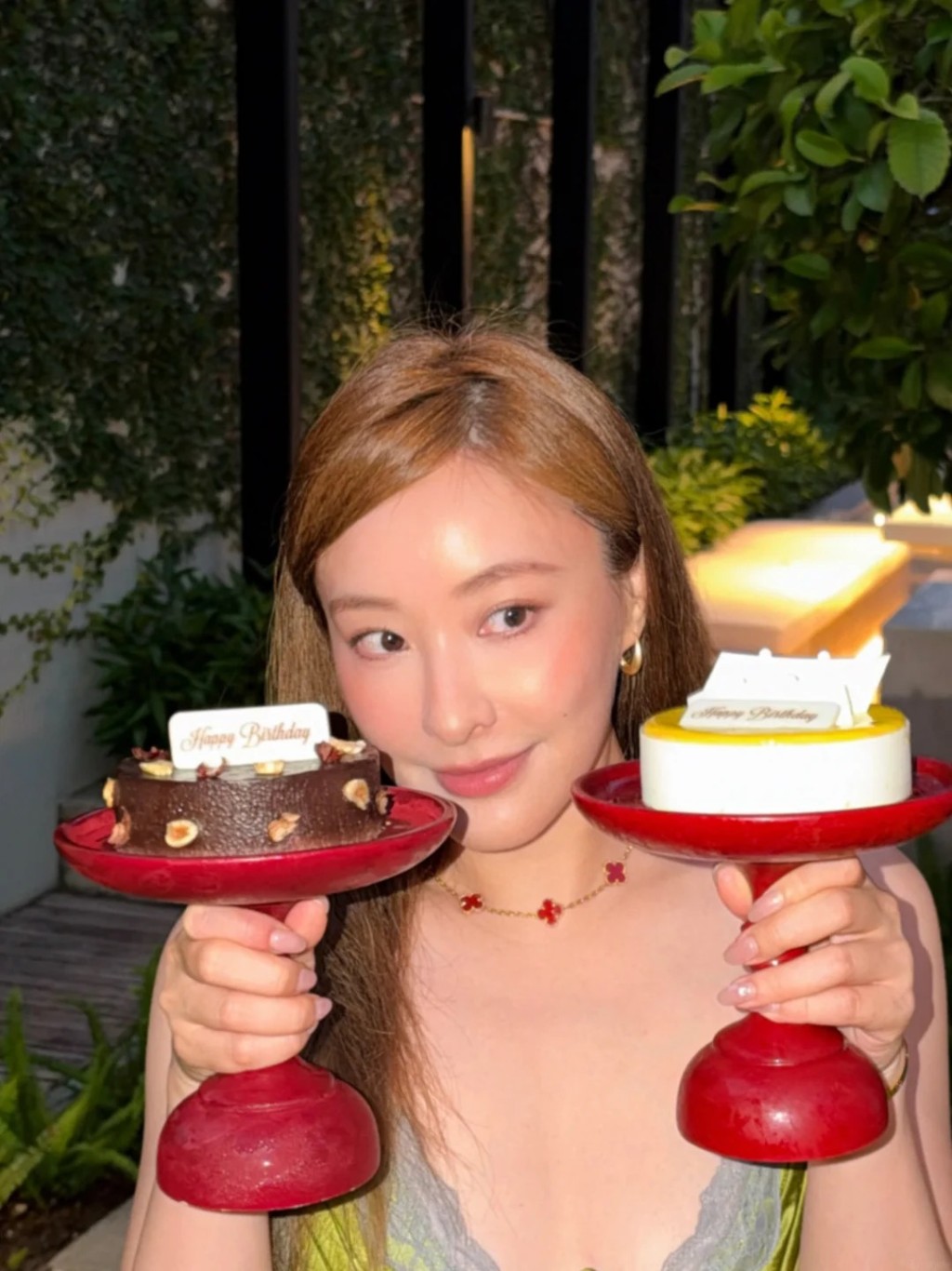 陳瀅身穿性感低胸吊帶裙，在佈置唯美的戶外餐廳與精緻生日蛋糕前綻放燦爛甜笑。