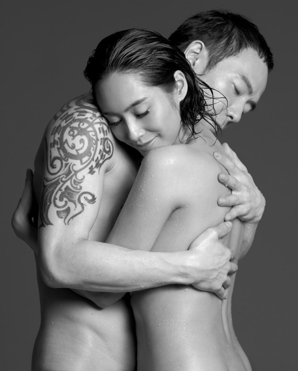 朱茵与黄贯中在2012年于微博公布意外怀孕喜讯时上载赤裸相拥黑白合照。