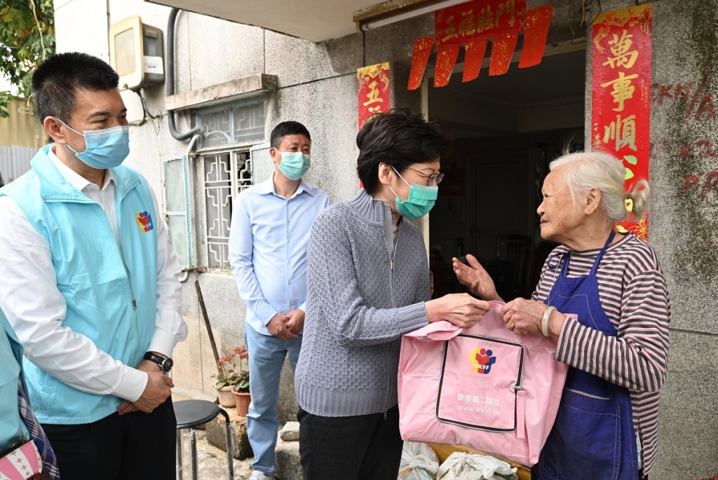 林鄭月娥探訪居住在流浮山鄉村的長者,並派發內附口罩的防疫包給她。新聞處圖片