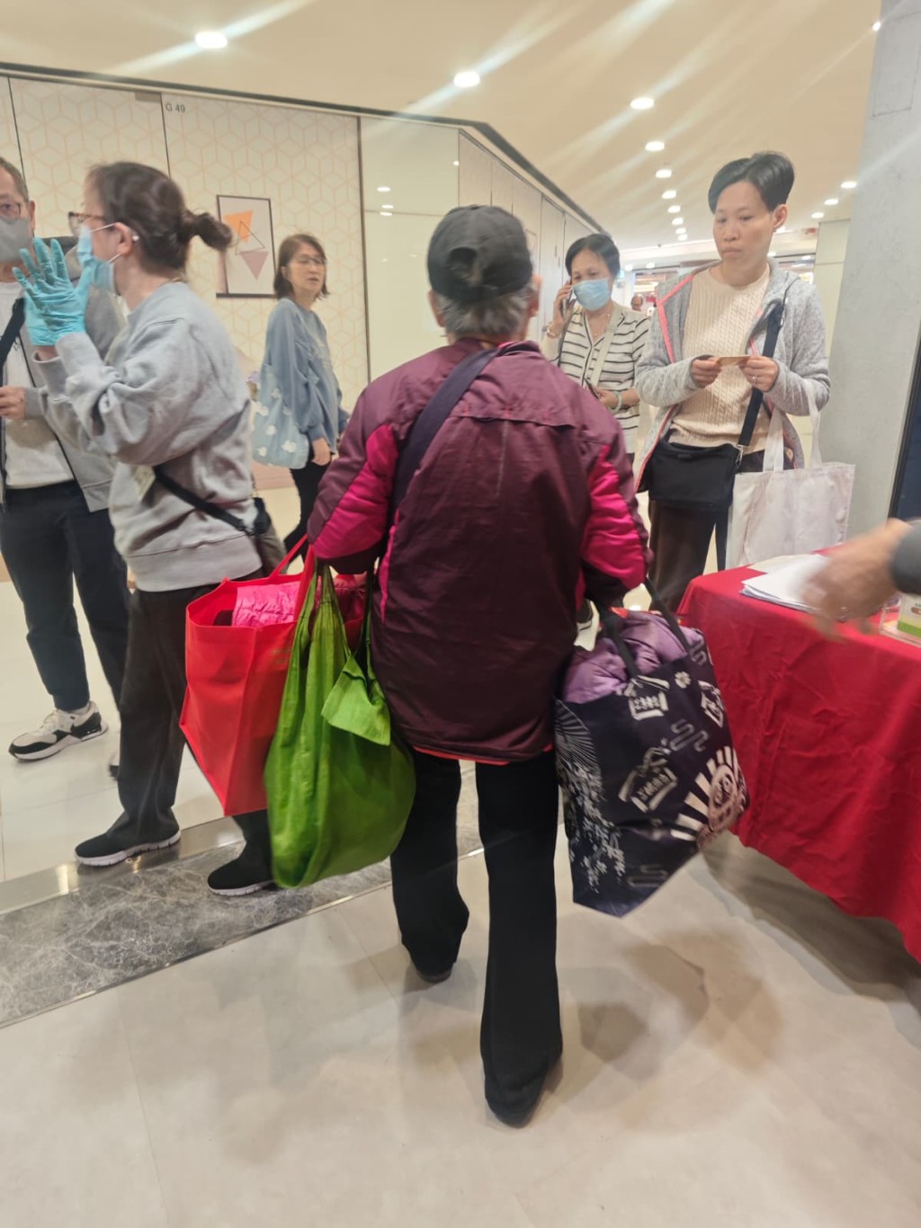 長者揀選心儀物品後滿載而歸。