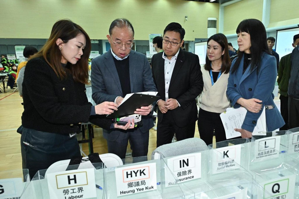 曾國衞等人今日(20日)到九龍公園體育館,視察正在舉行的中央點票站工作人員演練,親身了解於功能界別選舉首次引入的電子點票系統的運作。 曾國衞等人今日(20日)到九龍公園體育館,視察正在舉行的中央點票站工作人員演練,親身了解於功能界別選舉首次引入的電子點票系統的運作。